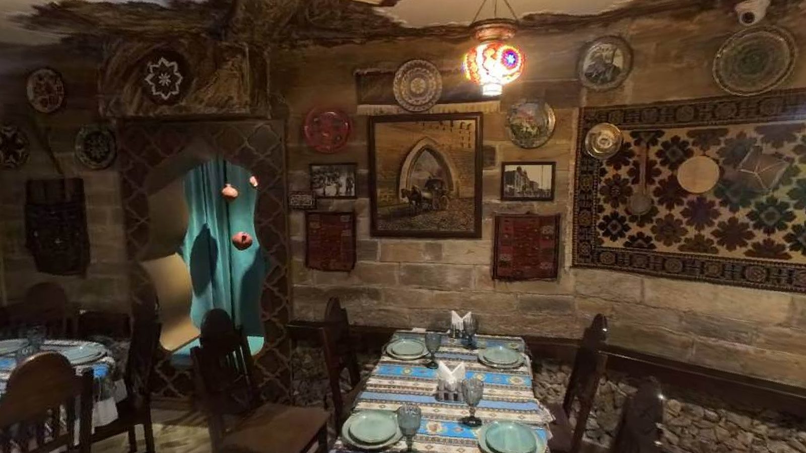 Firuzə restoranının zalı: daş divarlar və xalçalar
